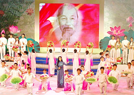 This musical performance opens the contest for composing poems and Vong co (nostalgic tunes) about Ho Chi Minh, held in Ho Chi Minh City. (Photo:SGGP) This musical performance opens the contest for composing poems and Vong co (nostalgic tunes) about Ho Chi Minh, held in Ho Chi Minh City. (Photo:SGGP)